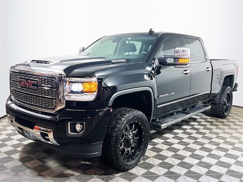 Used 2019 GMC Sierra 2500 Denali w/ Duramax Plus Package image 4