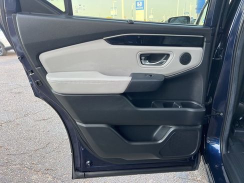 Used 2025 Honda Pilot EX-L image 18