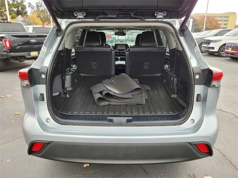 Used 2020 Toyota Highlander XLE image 12