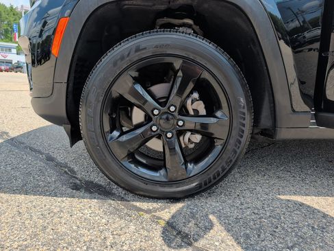 Used 2024 Jeep Grand Cherokee Altitude AWD/4WD image 33