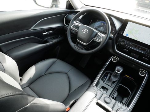 Used 2025 Toyota Grand Highlander AWD Hybrid image 9