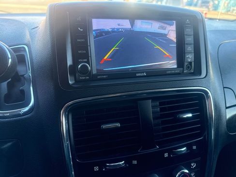 Used 2018 Dodge Grand Caravan SE w/ UConnect Hands-Free Group image 18