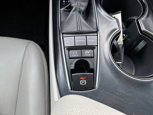 Used 2020 Toyota Camry SE image 17