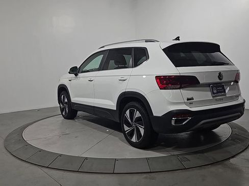 Used 2024 Volkswagen Taos SE image 3