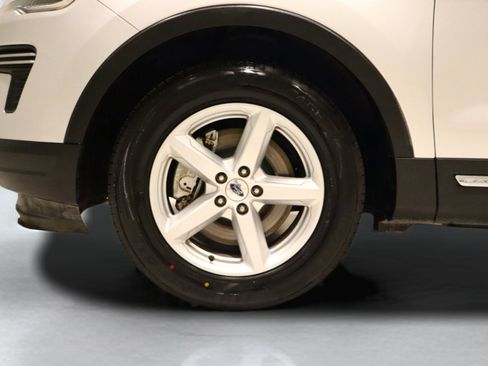 Used 2019 Ford Explorer XLT image 7