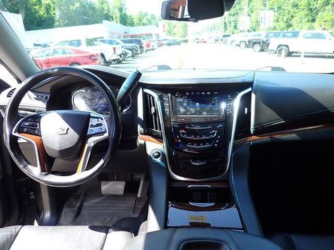 Used 2018 Cadillac Escalade ESV Luxury AWD/4WD image 12