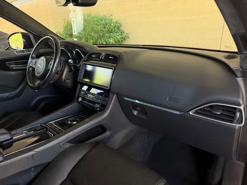 Used 2019 Jaguar F-PACE Premium image 19