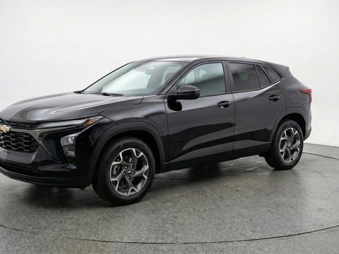 Used 2025 Chevrolet Trax LT FWD image 3