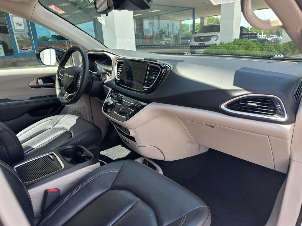 Used 2024 Chrysler Pacifica Touring-L FWD image 28
