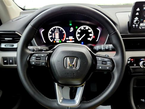 Used 2025 Honda Pilot EX-L image 18