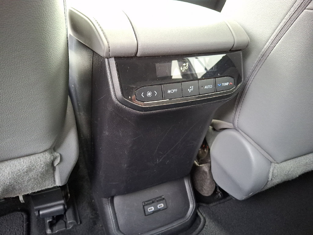 Used 2023 Toyota Highlander XLE AWD/4WD image 11