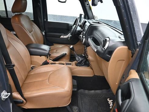 Used 2016 Jeep Wrangler Unlimited Sahara w/ Dual Top Group AWD/4WD image 8