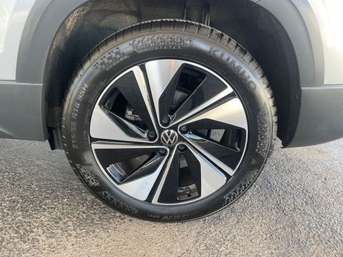 Used 2025 Volkswagen Taos SE image 30
