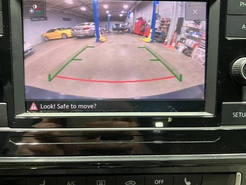 Used 2018 Volkswagen Golf S image 14