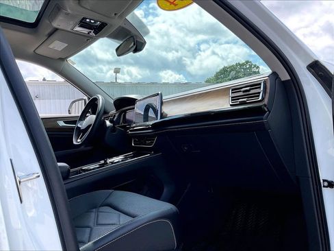 Used 2024 Volkswagen Atlas SE w/ Panoramic Sunroof Package AWD/4WD image 14