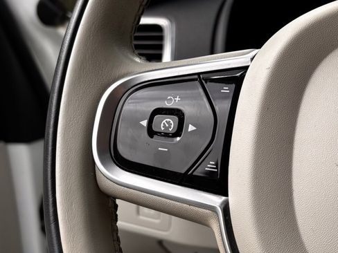 Used 2021 Volvo XC90 T6 Momentum image 10