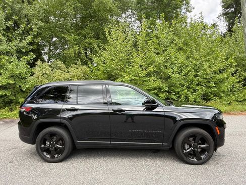 Used 2024 Jeep Grand Cherokee Altitude AWD/4WD image 5