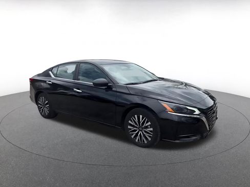 Used 2025 Nissan Altima 2.5 SV image 2