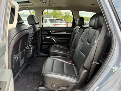 Used 2025 Kia Telluride S FWD image 15