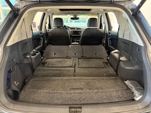 Used 2022 Volkswagen Tiguan SE w/ Panoramic Sunroof Package FWD image 44