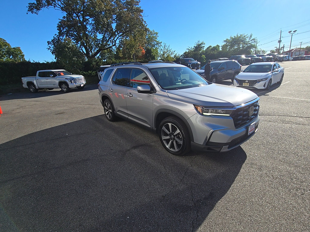 Used 2025 Honda Pilot Touring image 3