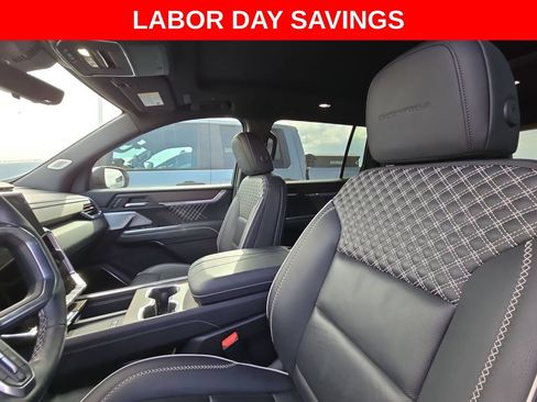 Used 2025 GMC Acadia Denali w/ Super Cruise Package FWD image 13