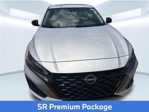 Used 2023 Nissan Altima 2.5 SR w/ SR Premium Package FWD image 2