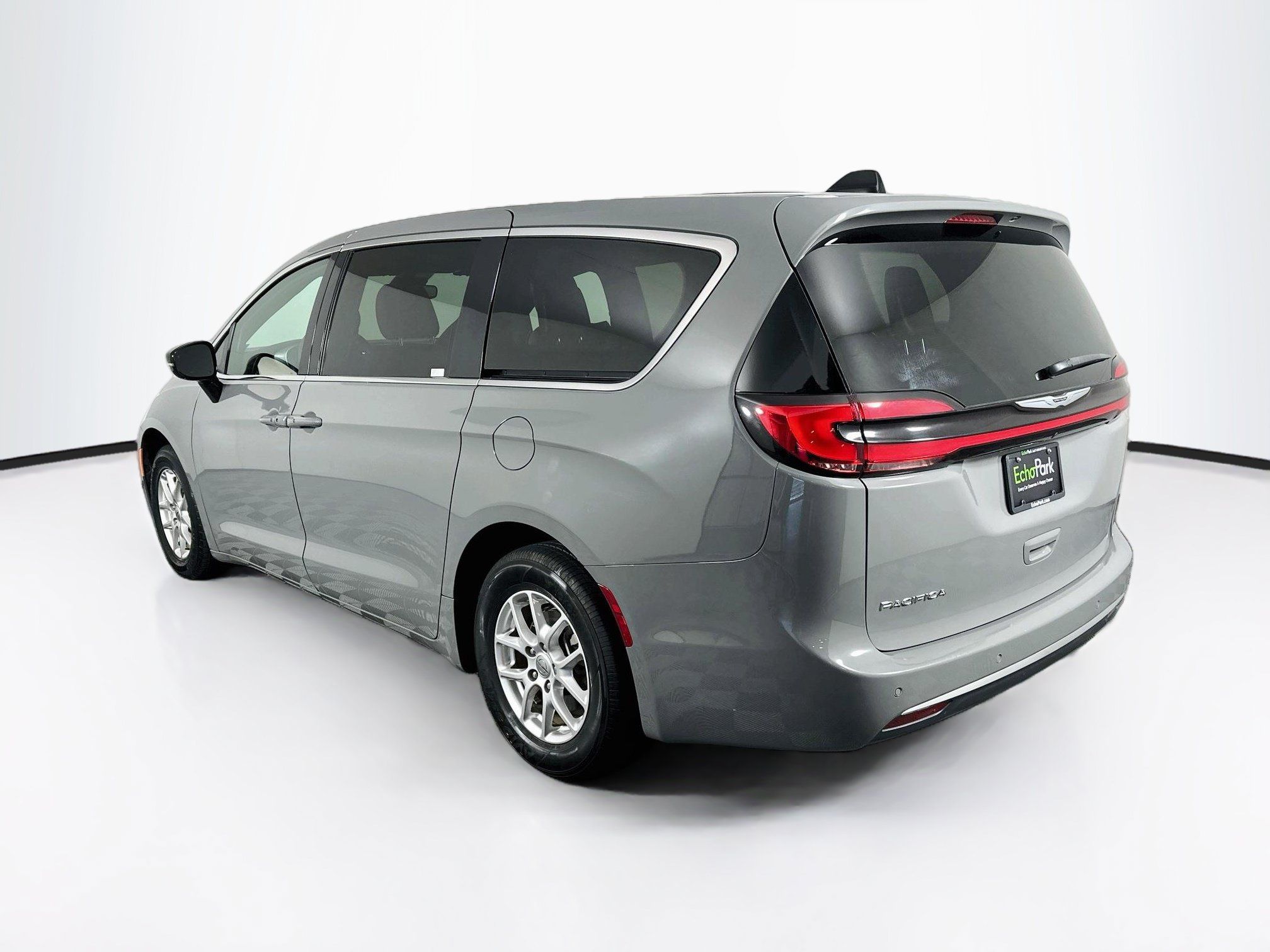 Used 2025 Chrysler Pacifica Select FWD image 5