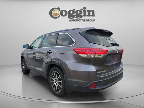 Used 2018 Toyota Highlander SE image 2