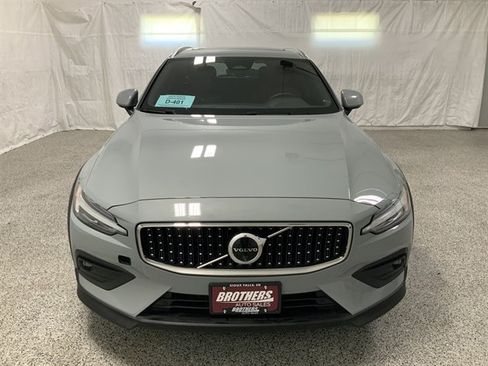 Used 2025 Volvo V60 B5 Cross Country Plus AWD/4WD image 3