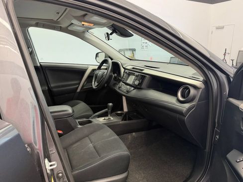 Used 2017 Toyota RAV4 XLE AWD/4WD image 17