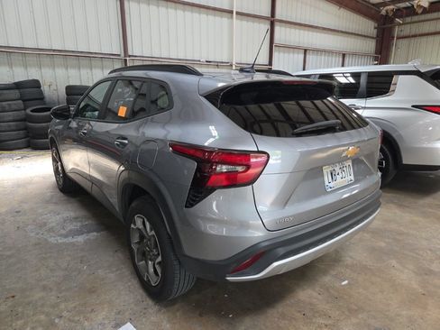 Used 2025 Chevrolet Trax LT w/ LT Convenience Package FWD image 8