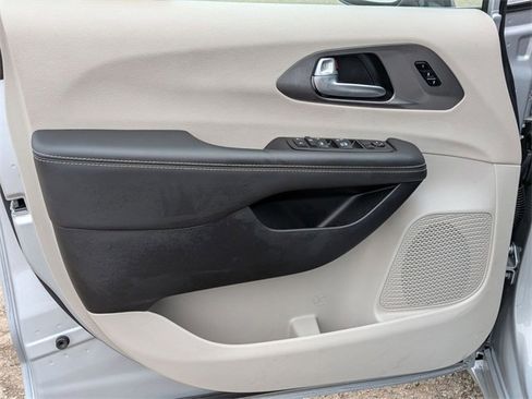 Certified 2024 Chrysler Pacifica Touring-L image 13