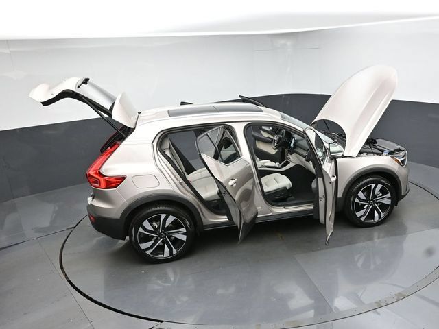 Used 2024 Volvo XC40 B5 Ultimate AWD/4WD image 44
