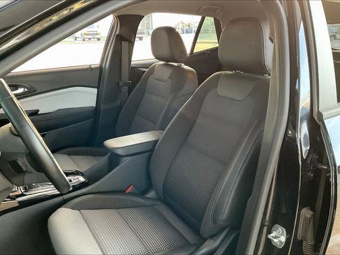 Used 2024 Chevrolet Trax LT w/ LT Convenience Package image 9