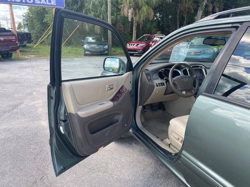 Used 2005 Toyota Highlander Limited w/ Leather Trim Pkg AWD/4WD image 13
