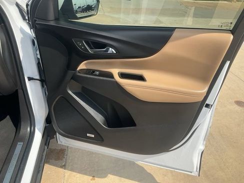 Used 2024 Chevrolet Equinox Premier FWD image 39