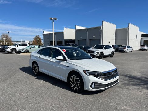 Used 2024 Volkswagen Jetta SEL image 11