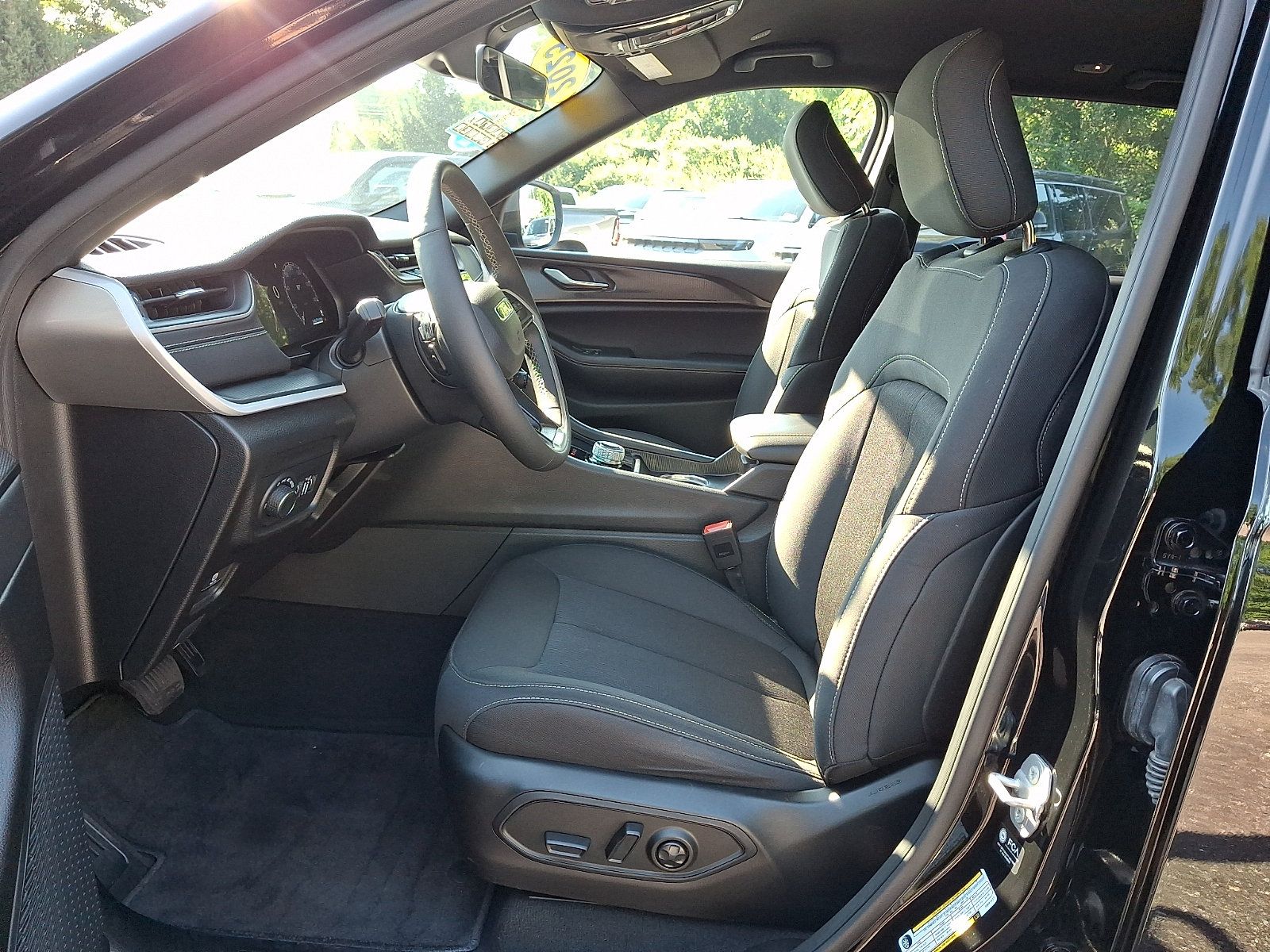 Certified 2025 Jeep Grand Cherokee Laredo w/ Luxury Tech Group I AWD/4WD image 14