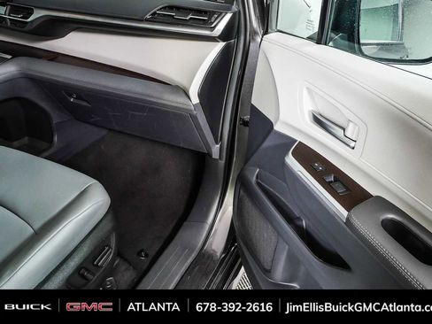 Used 2024 Toyota Sienna XLE FWD image 24