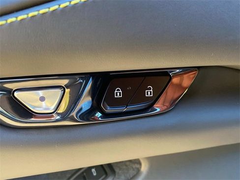 Used 2023 Chevrolet Corvette Stingray Premium Conv w/ Z51 Performance Package image 13