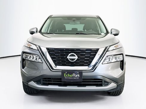 Used 2023 Nissan Rogue SV image 2