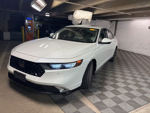 Used 2024 Honda Accord Touring image 3