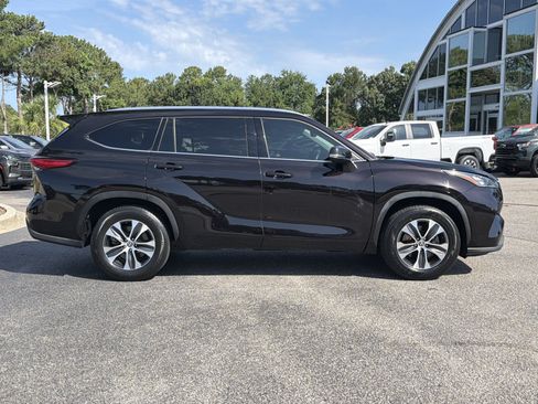 Used 2020 Toyota Highlander XLE FWD image 13
