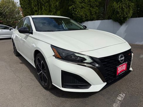 Used 2025 Nissan Altima 2.5 SR FWD image 2