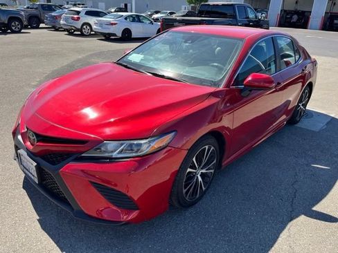 Used 2019 Toyota Camry SE FWD image 1