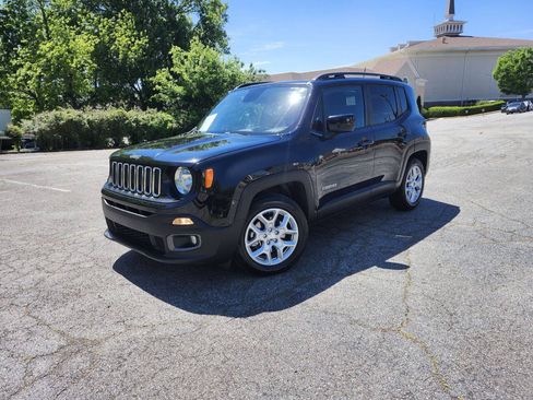Used 2018 Jeep Renegade Latitude FWD image 3