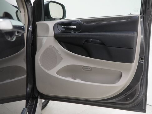 Used 2016 Chrysler Town & Country Touring w/ Driver Convenience Group FWD image 35