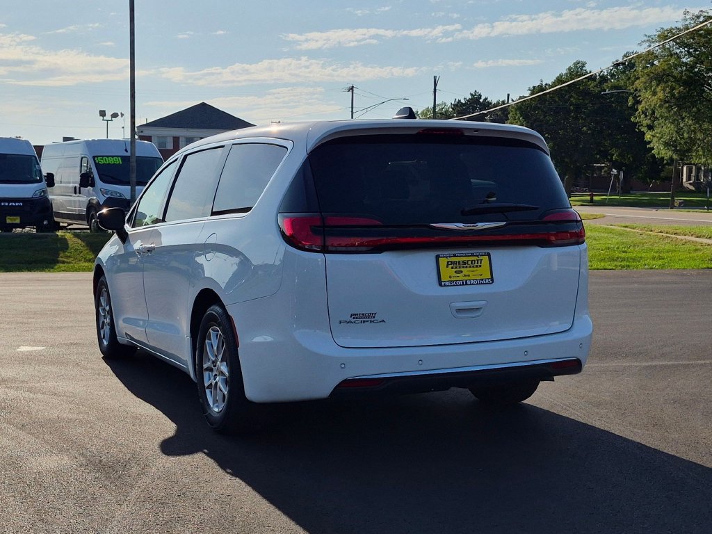 Used 2024 Chrysler Pacifica Touring-L FWD image 5