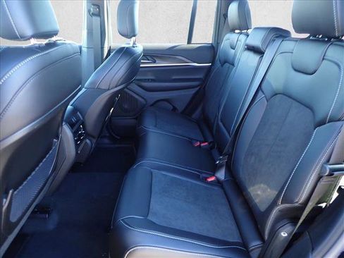 New 2026 Jeep Grand Cherokee Altitude image 10